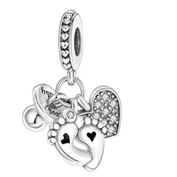 Charm Chupon pies y corazon