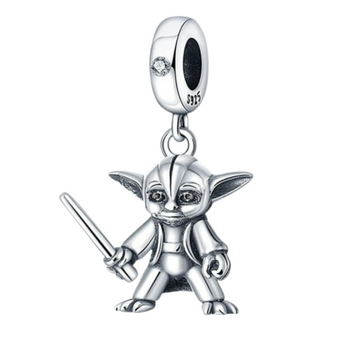 Charm Baby yoda con sable