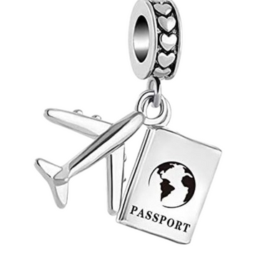 Charm Pasaporte Grabado con el mundo y avion gris